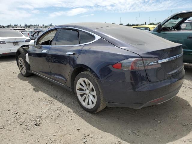 5YJSA1H11EFP39413 - 2014 TESLA MODEL S Blau Foto 2