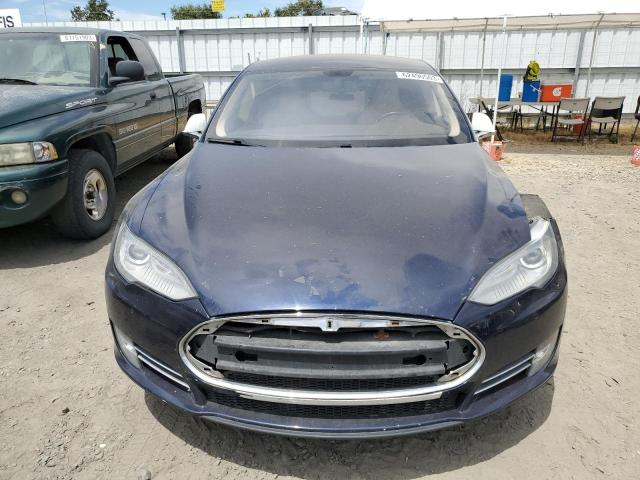 5YJSA1H11EFP39413 - 2014 TESLA MODEL S Blau Foto 5