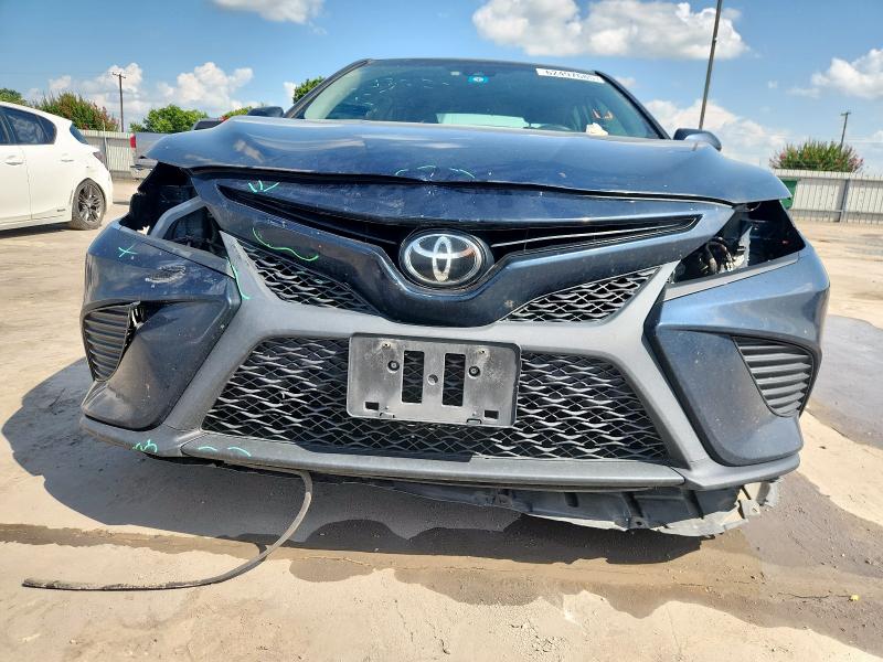 4T1B11HK3JU647516 - 2018 TOYOTA CAMRY L ლურჯი ფოტო 5