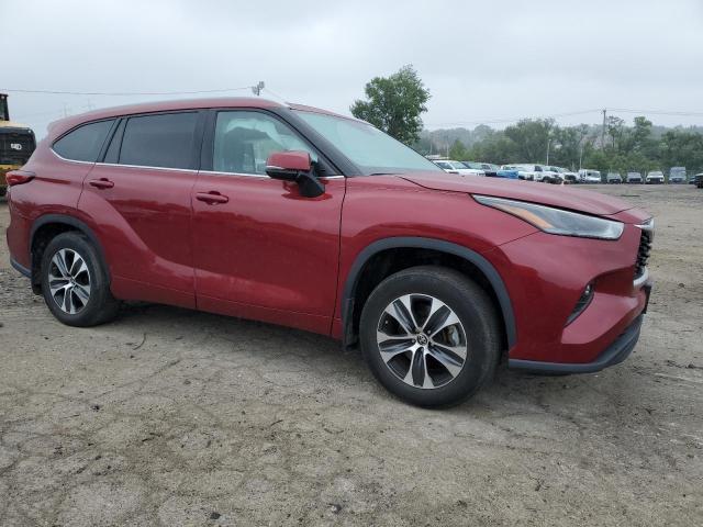 5TDGZRBH8NS245421 - 2022 TOYOTA HIGHLANDER XLE Красный фото 4