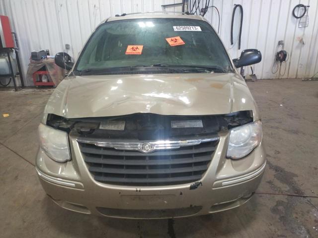 2C8GP64L45R268241 - 2005 CHRYSLER TOWN & COU LIMITED TAN photo 5