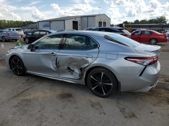 4T1B61HK2JU122822 - 2018 TOYOTA CAMRY XSE SILVER photo 2