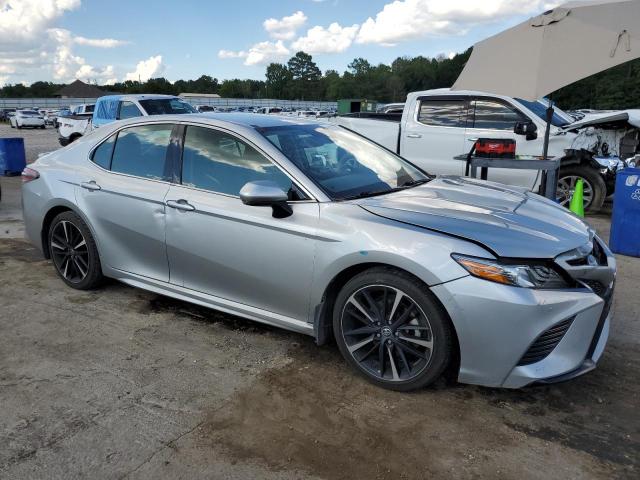 4T1B61HK2JU122822 - 2018 TOYOTA CAMRY XSE SILVER photo 4