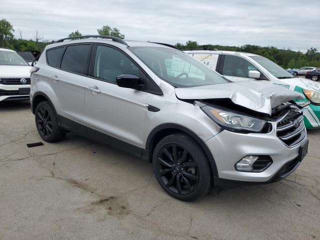 1FMCU9GD6JUC25642 - 2018 FORD ESCAPE SE Argent photo 4
