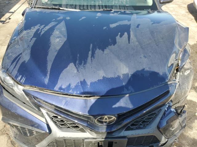 4T1T11AK7NU680653 - 2022 TOYOTA CAMRY SE BLUE photo 11