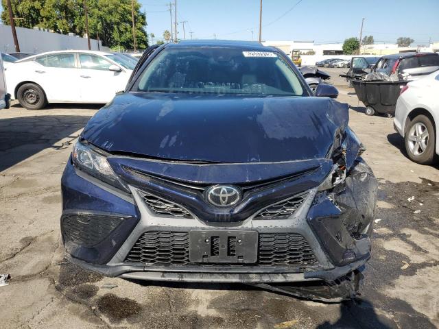 4T1T11AK7NU680653 - 2022 TOYOTA CAMRY SE BLUE photo 5