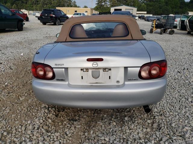 JM1NB353310201106 - 2001 MAZDA MX-5 MIATA BASE SILVER photo 6