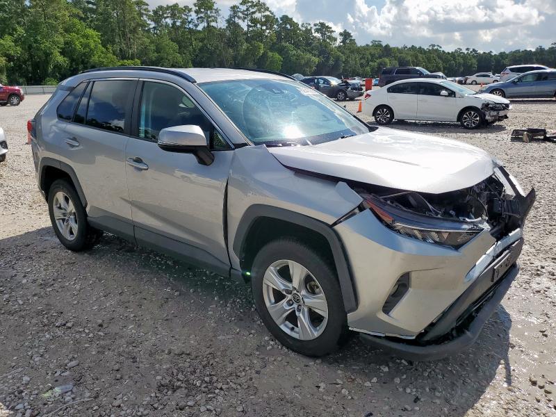 2T3W1RFVXMC162848 - 2021 TOYOTA RAV4 XLE SILVER photo 4