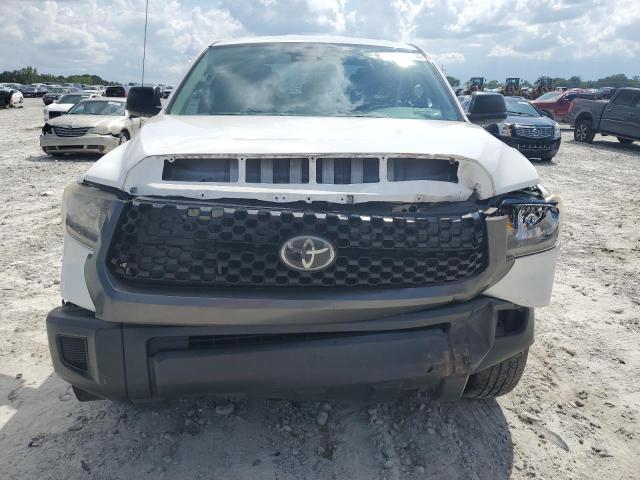 5TFRM5F13JX128668 - 2018 TOYOTA TUNDRA DOUBLE CAB SR/SR5 WHITE photo 5