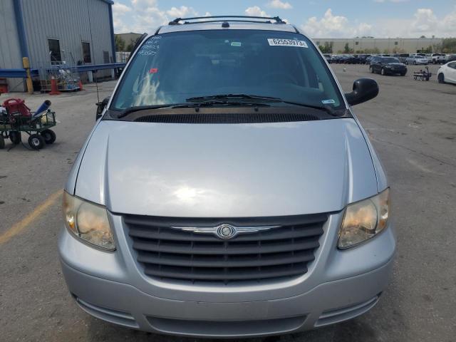 1C4GP45R65B313607 - 2005 CHRYSLER TOWN & COU ვერცხლისფერი ფოტო 5