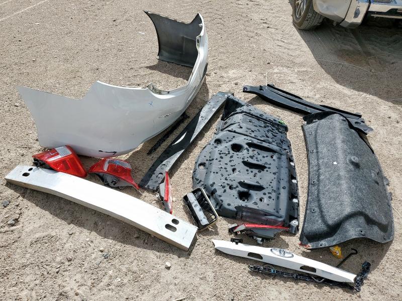 4T4BF1FK3CR218504 - 2012 TOYOTA CAMRY BASE WHITE photo 13