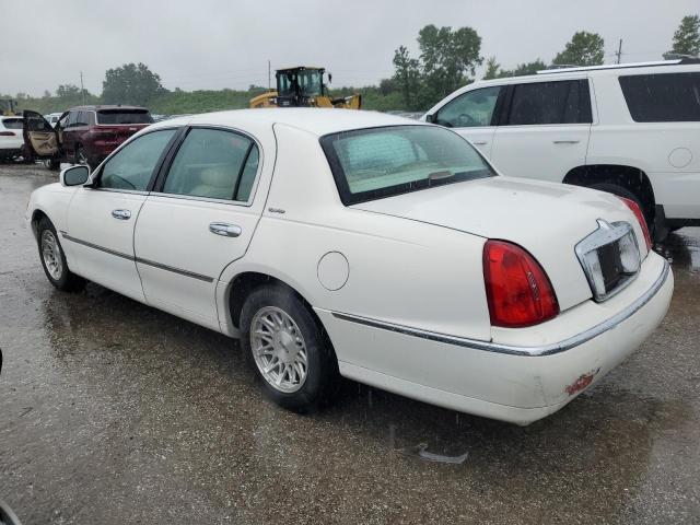 1LNFM82W7WY659875 - 1998 LINCOLN TOWN CAR SIGNATURE WHITE photo 2