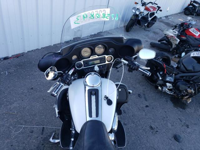 1HD1FC4108Y658078 - 2008 HARLEY-DAVIDSON FLHTCUI 白色 照片 5