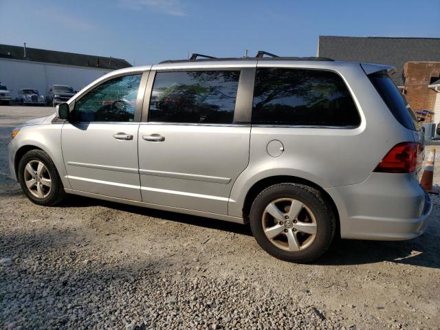 2V4RW3DG8BR717601 - 2011 VOLKSWAGEN ROUTAN SE SILVER photo 2