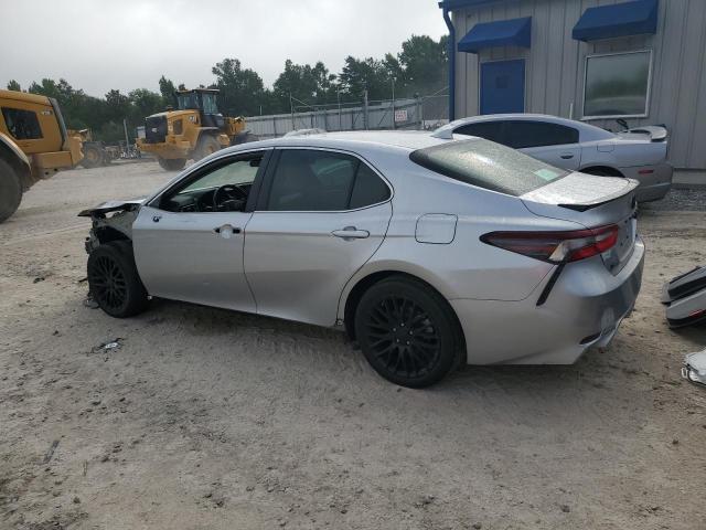 4T1G11AKXPU754717 - 2023 TOYOTA CAMRY SE NIGHT SHADE SILVER photo 2