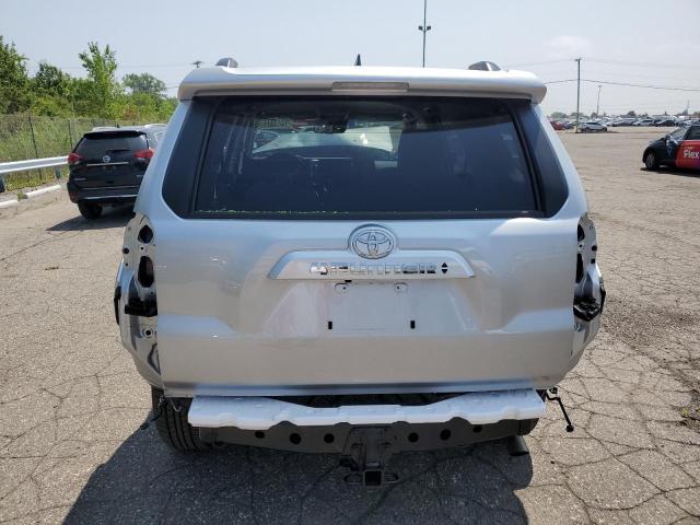 JTEMU5JR3P6143964 - 2023 TOYOTA 4RUNNER SE SILVER photo 6