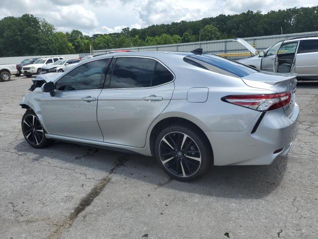 4T1B61HK4JU066267 - 2018 TOYOTA CAMRY XSE SILVER photo 2
