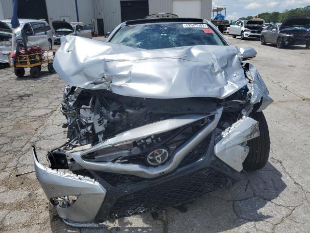 4T1B61HK4JU066267 - 2018 TOYOTA CAMRY XSE SILVER photo 5