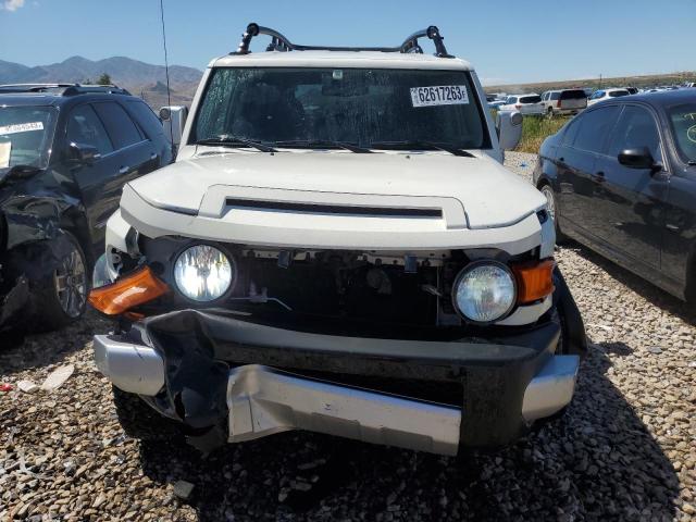 JTEBU4BFXAK084447 - 2010 TOYOTA FJ CRUISER WHITE photo 5