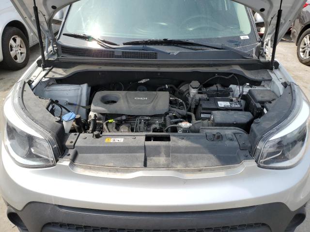 KNDJN2A2XJ7595756 - 2018 KIA SOUL SILVER photo 11