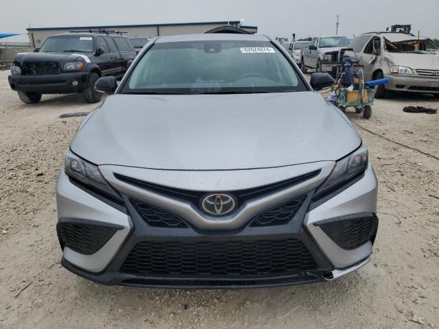 4T1G11AK9PU783710 - 2023 TOYOTA CAMRY SE NIGHT SHADE SILVER photo 5