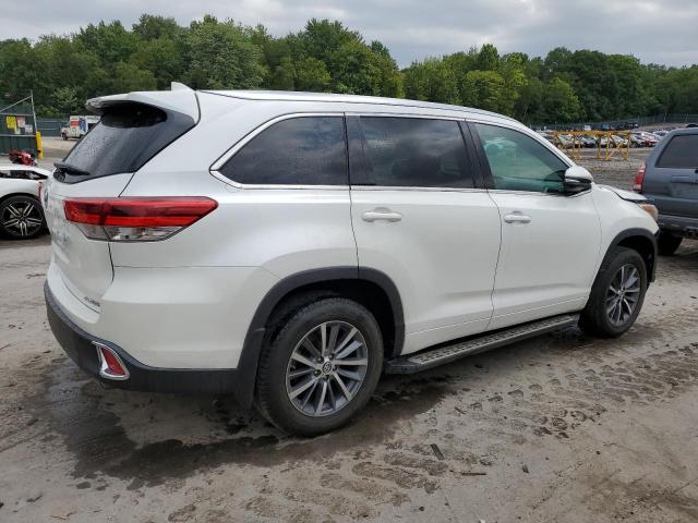 5TDJZRFH2HS363551 - 2017 TOYOTA HIGHLANDER SE WHITE photo 3