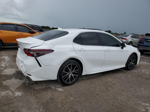 4T1G11AKXRU887058 - 2024 TOYOTA CAMRY SE NIGHT SHADE WHITE photo 3