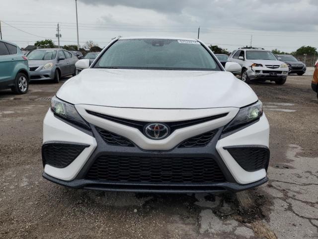 4T1G11AKXRU887058 - 2024 TOYOTA CAMRY SE NIGHT SHADE WHITE photo 5