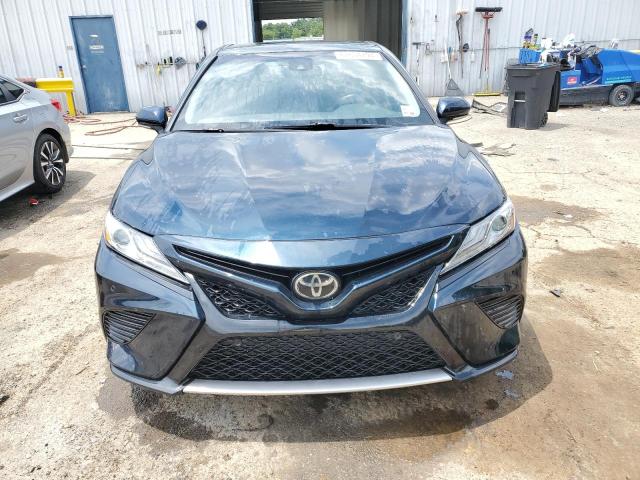 4T1B61HKXJU632349 - 2018 TOYOTA CAMRY XSE BLUE photo 5