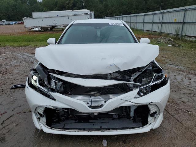 4T1B11HK8JU531633 - 2018 TOYOTA CAMRY L WHITE photo 5