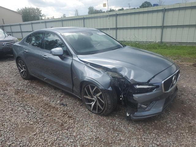 7JR102FK5LG071735 - 2020 VOLVO S60 T5 MOMENTUM GRAY photo 4