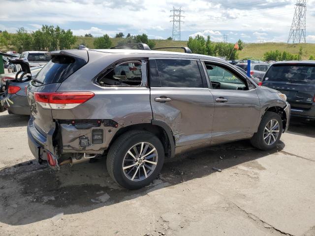 5TDJZRFH8HS410369 - 2017 TOYOTA HIGHLANDER SE GRAY photo 3