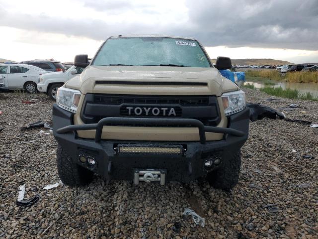 5TFDW5F16HX596165 - 2017 TOYOTA TUNDRA CREWMAX SR5 TAN photo 5