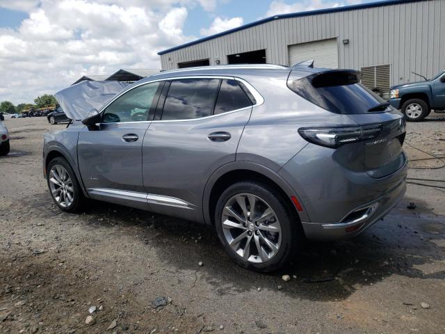 LRBFZRR41ND142575 - 2022 BUICK ENVISION AVENIR ნაცრისფერი ფოტო 2