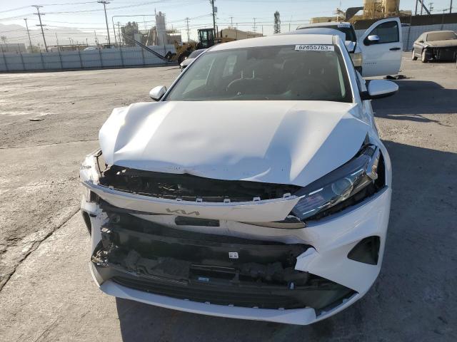 3KPF24AD4PE524265 - 2023 KIA FORTE LX WHITE photo 5