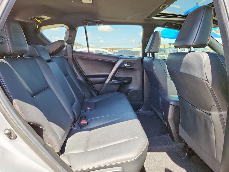 2T3NFREV9JW444830 - 2018 TOYOTA RAV4 SE ვერცხლისფერი ფოტო 11