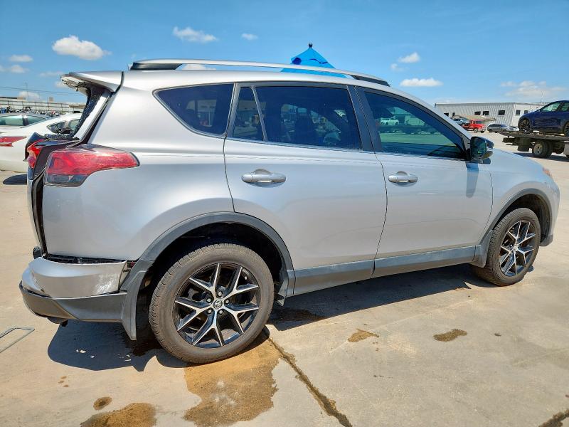 2T3NFREV9JW444830 - 2018 TOYOTA RAV4 SE ვერცხლისფერი ფოტო 3