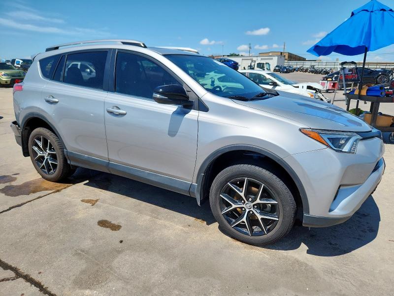 2T3NFREV9JW444830 - 2018 TOYOTA RAV4 SE ვერცხლისფერი ფოტო 4