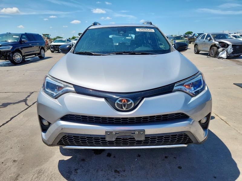 2T3NFREV9JW444830 - 2018 TOYOTA RAV4 SE ვერცხლისფერი ფოტო 5