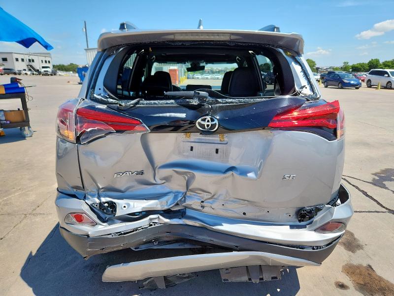 2T3NFREV9JW444830 - 2018 TOYOTA RAV4 SE ვერცხლისფერი ფოტო 6