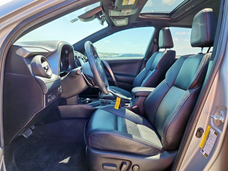 2T3NFREV9JW444830 - 2018 TOYOTA RAV4 SE ვერცხლისფერი ფოტო 7