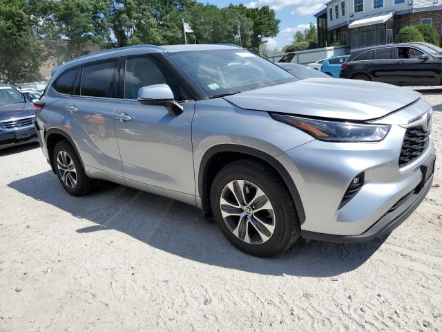 5TDGZRBH7MS110428 - 2021 TOYOTA HIGHLANDER XLE GRAY photo 4