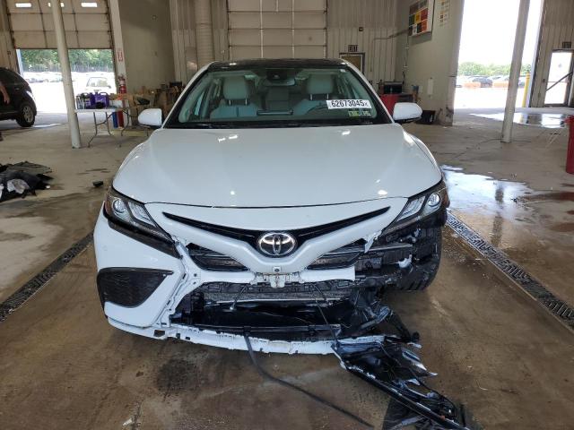 4T1K61AK7NU001087 - 2022 TOYOTA CAMRY XSE WHITE photo 5