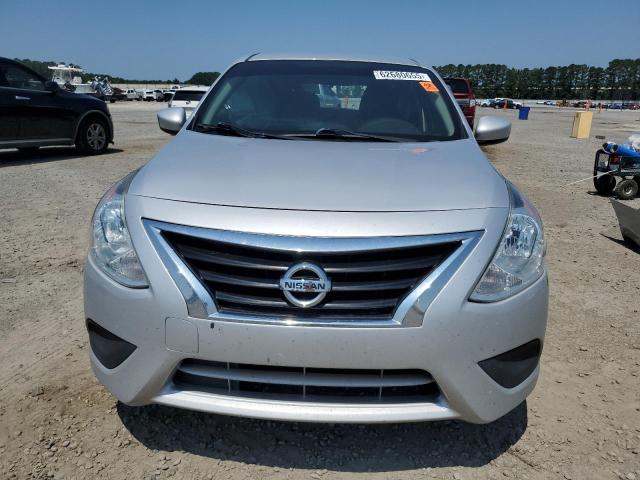 3N1CN7AP2GL880332 - 2016 NISSAN VERSA S SILVER photo 5