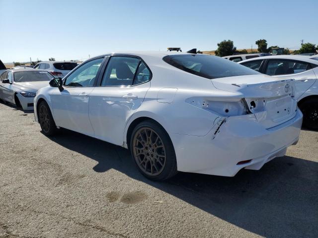 4T1G11AKXPU165165 - 2023 TOYOTA CAMRY SE NIGHT SHADE WHITE photo 2