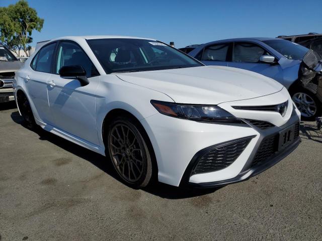 4T1G11AKXPU165165 - 2023 TOYOTA CAMRY SE NIGHT SHADE WHITE photo 4