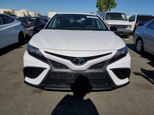 4T1G11AKXPU165165 - 2023 TOYOTA CAMRY SE NIGHT SHADE WHITE photo 5