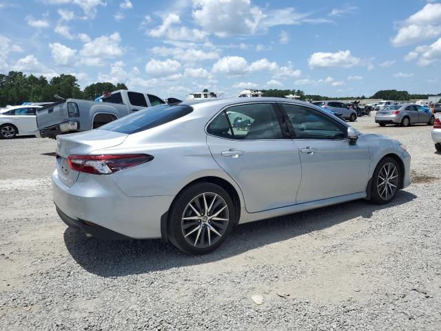 4T1FZ1AK3PU080902 - 2023 TOYOTA CAMRY XLE فضي صورة 3
