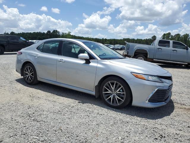 4T1FZ1AK3PU080902 - 2023 TOYOTA CAMRY XLE فضي صورة 4