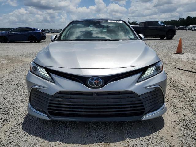 4T1FZ1AK3PU080902 - 2023 TOYOTA CAMRY XLE فضي صورة 5